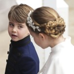 Dokázala to mimo jiné na květnové korunovaci svého dědečka Karla III., kam dorazila nejen krásně oblečená, ale také se celou dobu chovala způsobně a starala se o poněkud rozverného brášku Louise.