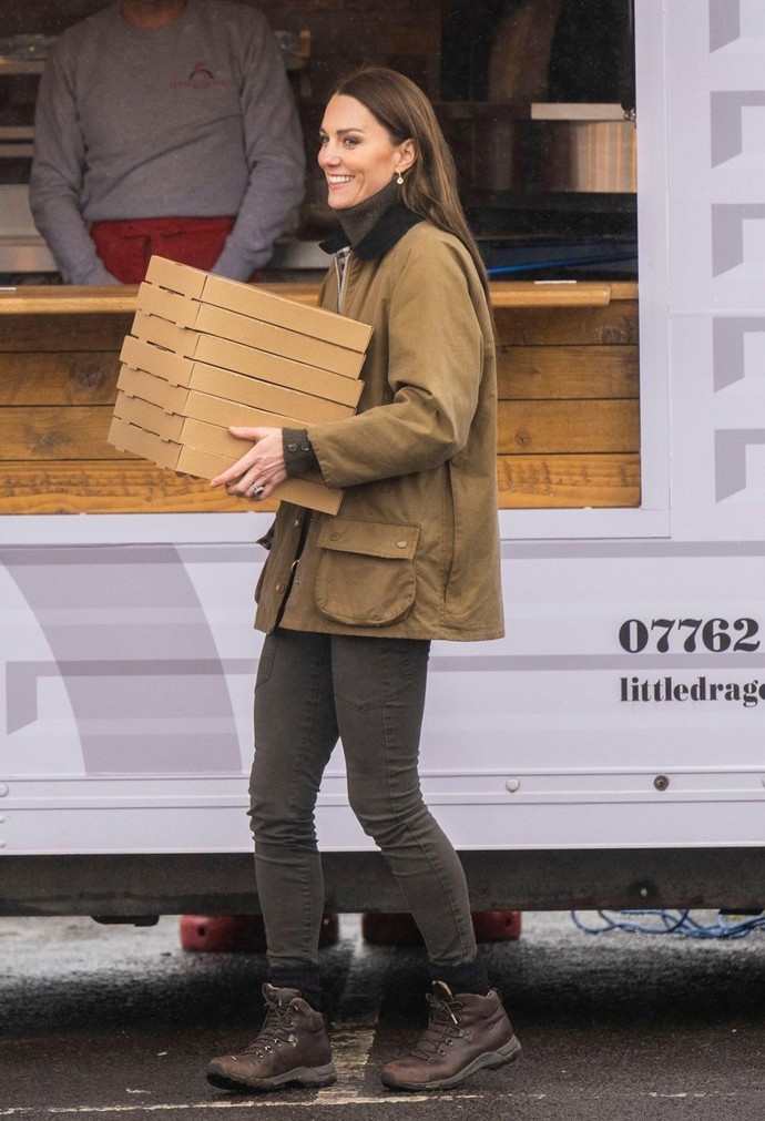 Kate svou milovanou bundu Barbour oblékla v minulosti už třikrát. Například při návštěvě Walesu týden před korunovací Karla III. Tehdy ji sladila s rolákem Astoria od Holland Cooper, cargo džínami G-Star Raw, botami Supalite II GTX od Berghaus a perlovými náušnicemi Accessorize.