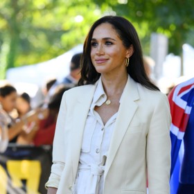 I když na denní bázi i nadále vynáší luxusní oděvy a šperky, její styl působí tak nějak tuctově. Na Invictus Games vynesla Meghan blejzr Celine, overal s kraťasy Zara, sandály YSL, kabelku Cesta a náušnice Bottega Veneta. Suma sumárum outfit za více než 100 000 korun.