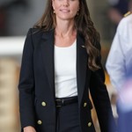Černý kostým měla Kate na sobě také při návštěvě Royal Naval Air Station v Yeoviltonu letos v září. Tehdy ale celočerný look rozbila bílým tričkem.