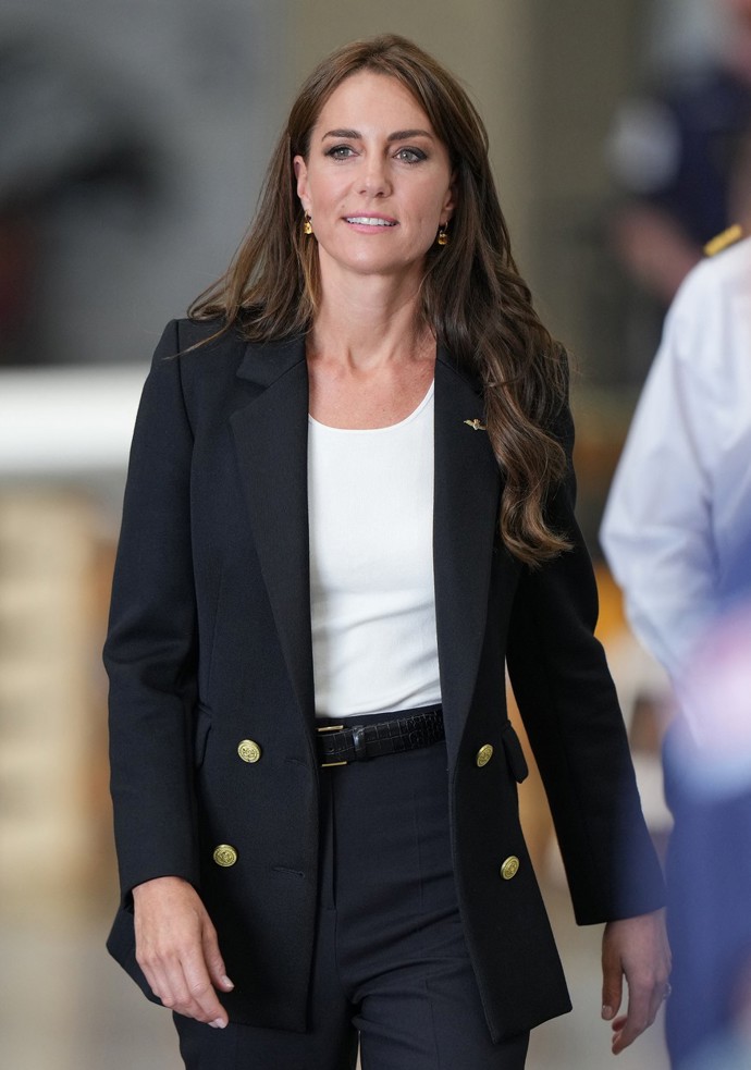 Černý kostým měla Kate na sobě také při návštěvě Royal Naval Air Station v Yeoviltonu letos v září. Tehdy ale celočerný look rozbila bílým tričkem.