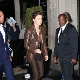 Ač hvězda kampaně módního domu Chanel, na představení jejich společné spolupráce dorazil Timothée Chalamet v čokoládovém matchy matchy setu od Toma Forda. Mix materiálů i stylových prvků vykazuje vysokou dávku elegance.