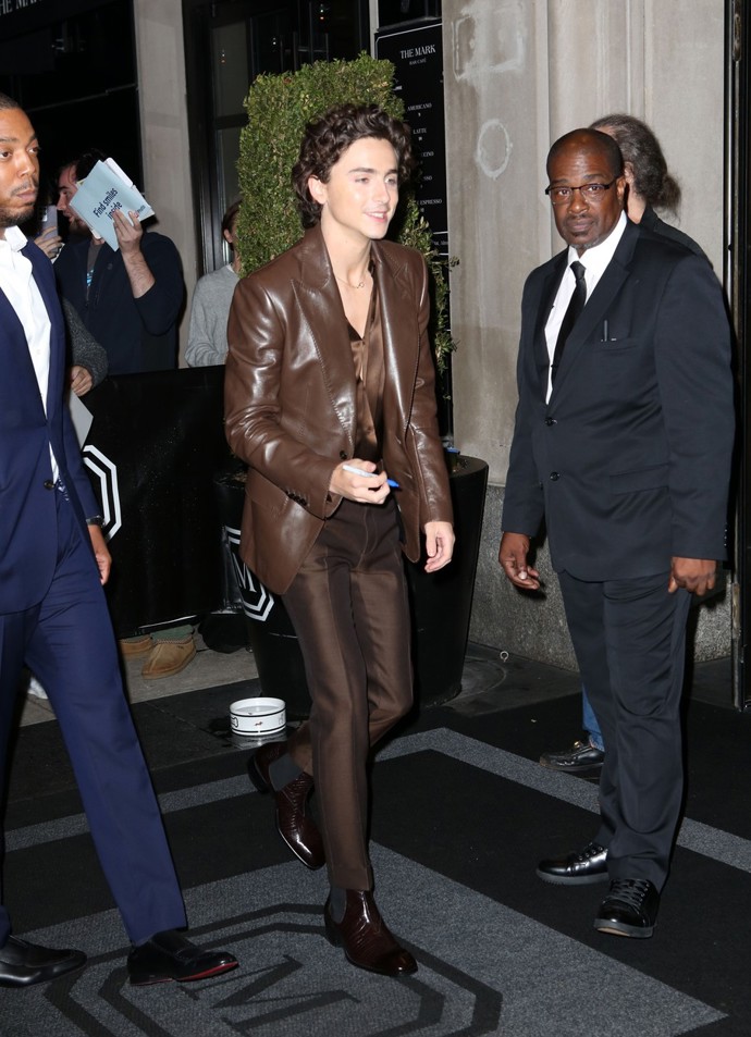 Ač hvězda kampaně módního domu Chanel, na představení jejich společné spolupráce dorazil Timothée Chalamet v čokoládovém matchy matchy setu od Toma Forda. Mix materiálů i stylových prvků vykazuje vysokou dávku elegance.