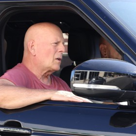 Bruce Willis před časem v autě se svými bodyguardy v Los Angeles.