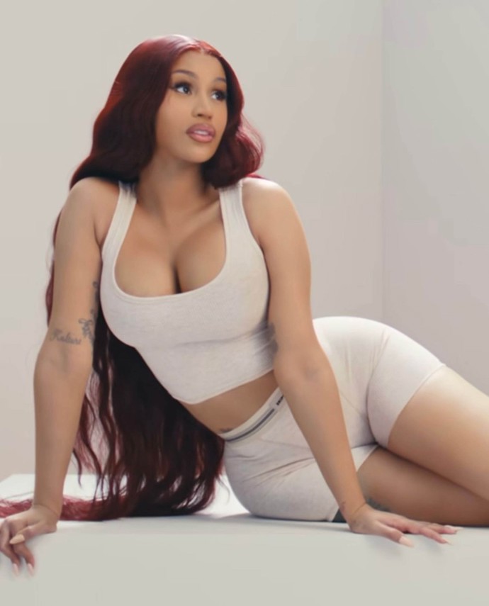 Odstin Cherry cola na vlasech měla i nejoblíbenější rapperka současnosti Cardi B. 