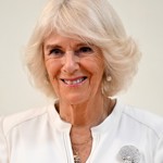 Královna Camilla se na státní návštěvě Keni blýskla nejen zářivým úsměvem, ale i broží, kterou zdědila po královně Alžbětě II.