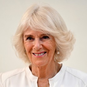 Královna Camilla se na státní návštěvě Keni blýskla nejen zářivým úsměvem, ale i broží, kterou zdědila po královně Alžbětě II.