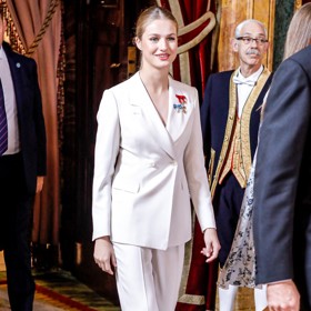 Princezna Leonor složila v úterý 31. listopadu, v den svých 18. narozenin, přísahu španělské monarchii. Pro tuto příležitost si zvolila bílý kalhotový kostým, který zažívá mezi šlechtičnami napříč Evropou obrovský boom.