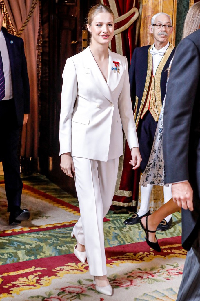 Princezna Leonor složila v úterý 31. listopadu, v den svých 18. narozenin, přísahu španělské monarchii. Pro tuto příležitost si zvolila bílý kalhotový kostým, který zažívá mezi šlechtičnami napříč Evropou obrovský boom.