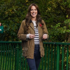 Kate Middleton ve středu vyrazila na procházku s otci samoživiteli. Při této příležitosti oblékla outfit jako stvořený do podzimních plískanic.