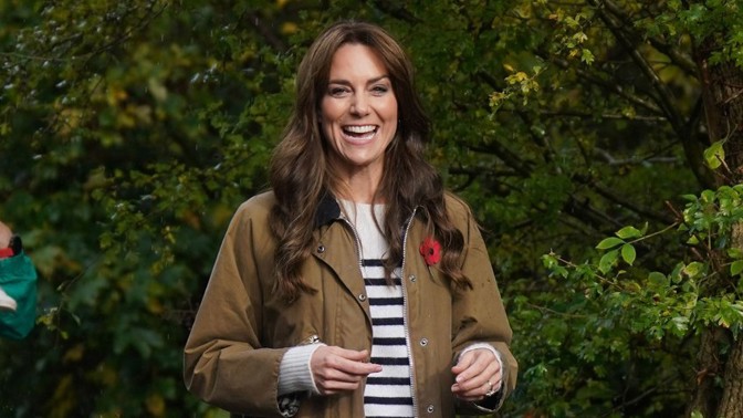 Outfit Kate Middleton do deštivých dní: Nepromokavá khaki bunda a pruhovaný svetr nesmí chybět