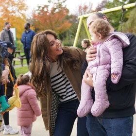Jeho dominantu tvořila praktická a zároveň velmi módní bunda Barbour, kterou má Kate v šatníku od roku 2020 a hojně ji využívá. Bunda, již pomáhala navrhnout bývalá modelka Alexa Chung, je ušitá z povoskované bavlny, má dvoucestný zip a kostkovanou podšívku (viz foto).