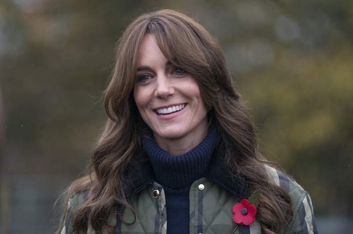 I styl Kate Middleton se postupně mění. Loni se oficiálně stala princeznou z Walesu a tomu se začal přizpůsobovat i její šatník a celkový look. Letos v září představila Kate nový sestřih - módní záclonkovou ofinu.
