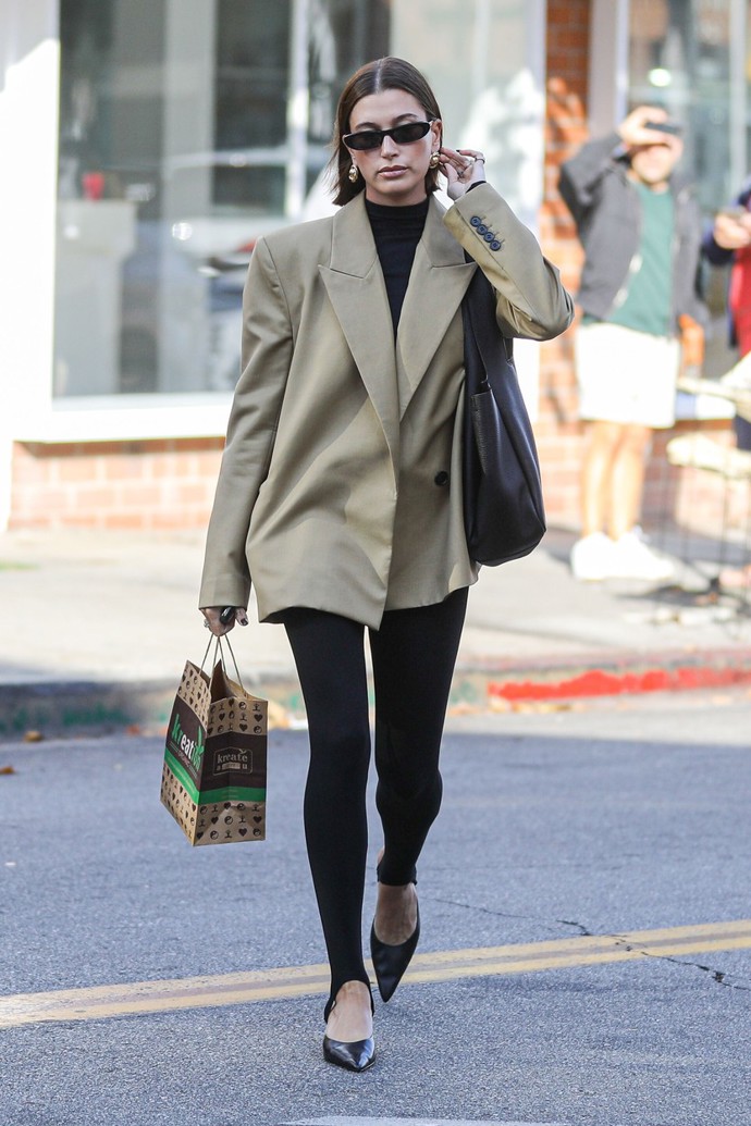 Oversize sako, must have sezony, nejen té podzimní. Hailey Bieber je doladila provokativními kaliopkami značky Khy, která patří její kamarádce Kylie Jenner. A samozřejmě nechybí ani luxusní kabelka, tentokrát maxi size YSL.