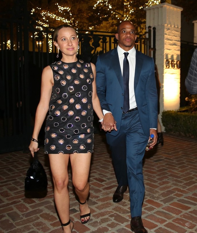 V minišatech přišla Leonarda okouzlit a popřát mu k narozeninám i šperkařka Jennifer Meyer