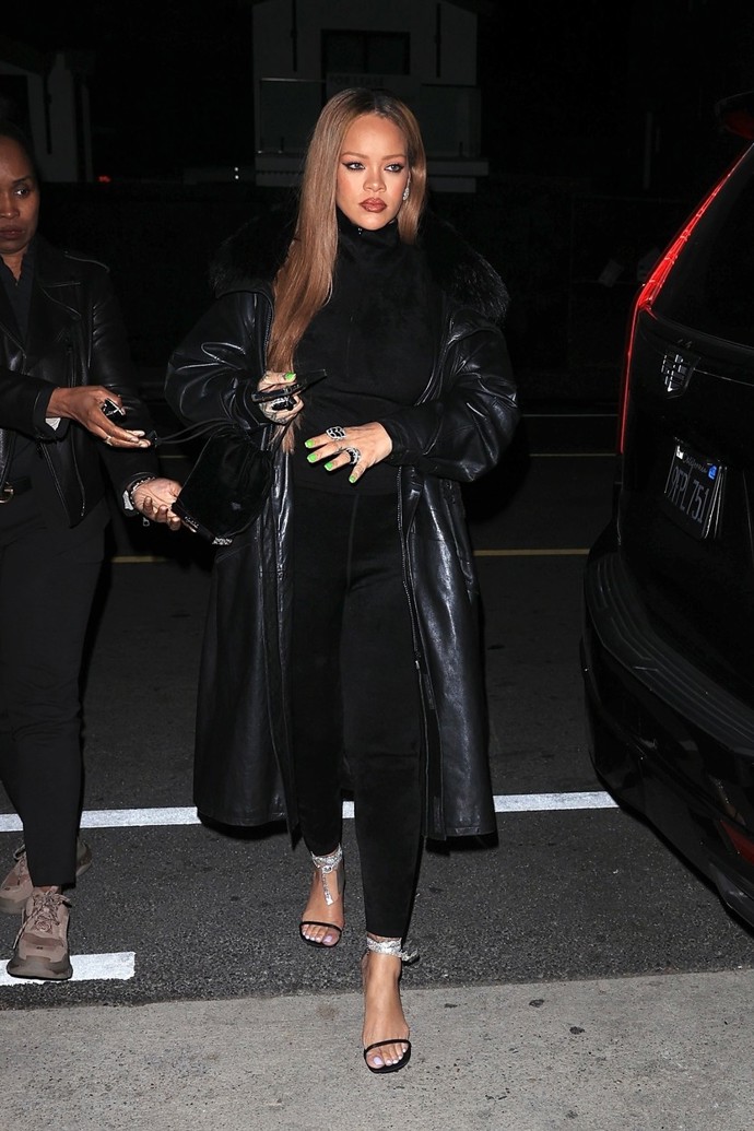 Rihanna v elegantním celočerném outfitu překvapila odklonem od své obvyklé garderoby.