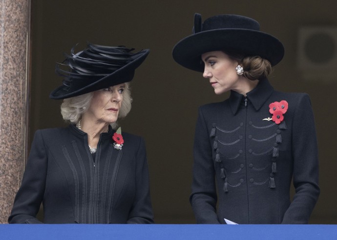 ... a náušnice s perlou ze šperkovnice královny Alžběty II. Kabát jí zdobily hned tři květy vlčího máku - spekuluje se, že jde o připomínku tří bratrů princezniny prababičky, kteří zahynuli v první světové válce. I když to Kate v neděli jako vždy slušelo, jedno zarazilo všechny fanoušky královské rodiny. Máma tří dětí působila u památníků strhaným dojmem. A nebylo to jen tradiční smuteční atmosférou. Oproti roku 2019 jako by zestárla o deset let.