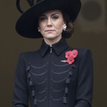 Kate Middleton oblékla na Remembrance Sunday, tedy den, kdy Británie vzdává hold svým civilním i vojenským účastníkům posledních válečných konfliktů, černé kabátové šaty značky Catherine Walker, které doplnila kloboukem Philip Treacy. Obojí už jsme na ní viděli.