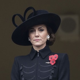 Kate Middleton oblékla na Remembrance Sunday, tedy den, kdy Británie vzdává hold svým civilním i vojenským účastníkům posledních válečných konfliktů, černé kabátové šaty značky Catherine Walker, které doplnila kloboukem Philip Treacy. Obojí už jsme na ní viděli.
