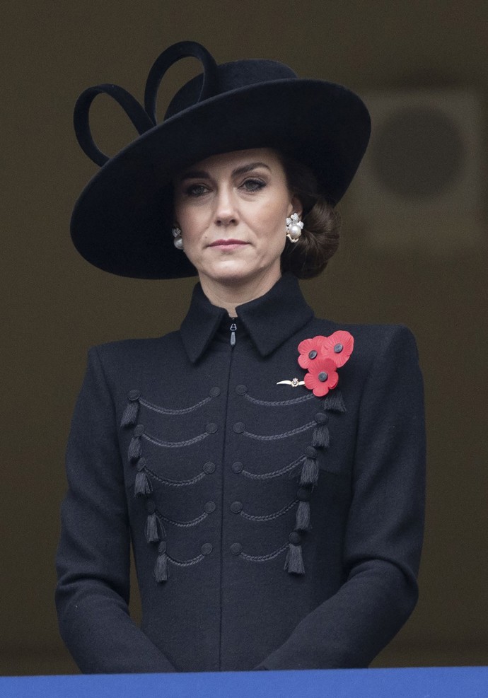 Kate Middleton oblékla na Remembrance Sunday, tedy den, kdy Británie vzdává hold svým civilním i vojenským účastníkům posledních válečných konfliktů, černé kabátové šaty značky Catherine Walker, které doplnila kloboukem Philip Treacy. Obojí už jsme na ní viděli.