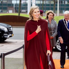 Jako rubín zářila nizozemská královna Maxima, které se skvěle povedlo skloubit outfit tón v tónu. Vínový vlněný přehoz značky Valentino dokonale ladil s karmínovými šaty Dolce&Gabbana a červenými lodičkami Gianvito Rossi.