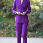 Kate Middleton je nejen mistryní stylu, ale také symbolů a náznaků. Je tedy dost pravděpodobné, že se obléká i podle toho, jak se zrovna cítí a co chce barvou svého outfitu vyjádřit. Tento purpurový kostým oblékla u příležitosti svého nedávného projevu k dětem. Purpurová symbolizuje královský status, je inspirativní a děti ji milují.