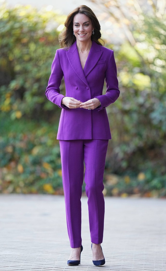 Kate Middleton je nejen mistryní stylu, ale také symbolů a náznaků. Je tedy dost pravděpodobné, že se obléká i podle toho, jak se zrovna cítí a co chce barvou svého outfitu vyjádřit. Tento purpurový kostým oblékla u příležitosti svého nedávného projevu k dětem. Purpurová symbolizuje královský status, je inspirativní a děti ji milují.