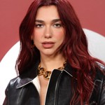 Dua Lipa má aktuálně nejvíc trendy barvu na vlasy v odstínu Cherry cola. 
