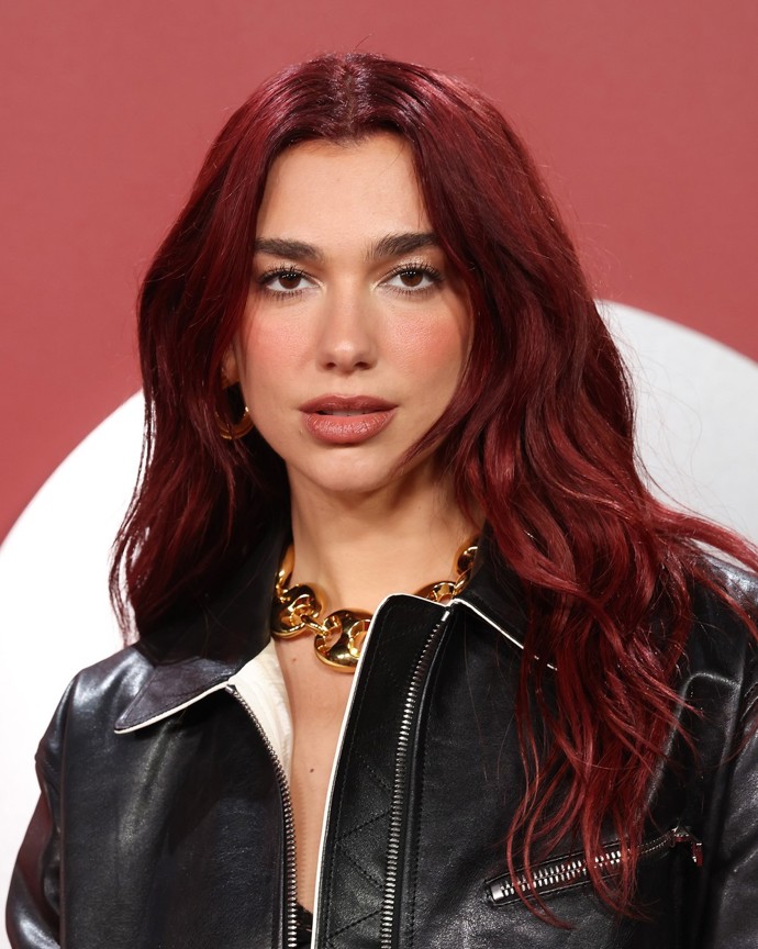 Dua Lipa má aktuálně nejvíc trendy barvu na vlasy v odstínu Cherry cola. 