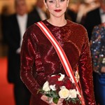 Ve stejném duchu (a hodně podobném outfitu) oslavila Národní den Monaka kněžna Charlene. Ta doslova zářila v šatech Didierangelo pošitých tisíci skleněných korálků.