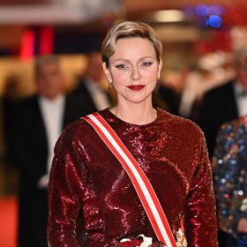 Ve stejném duchu (a hodně podobném outfitu) oslavila Národní den Monaka kněžna Charlene. Ta doslova zářila v šatech Didierangelo pošitých tisíci skleněných korálků.