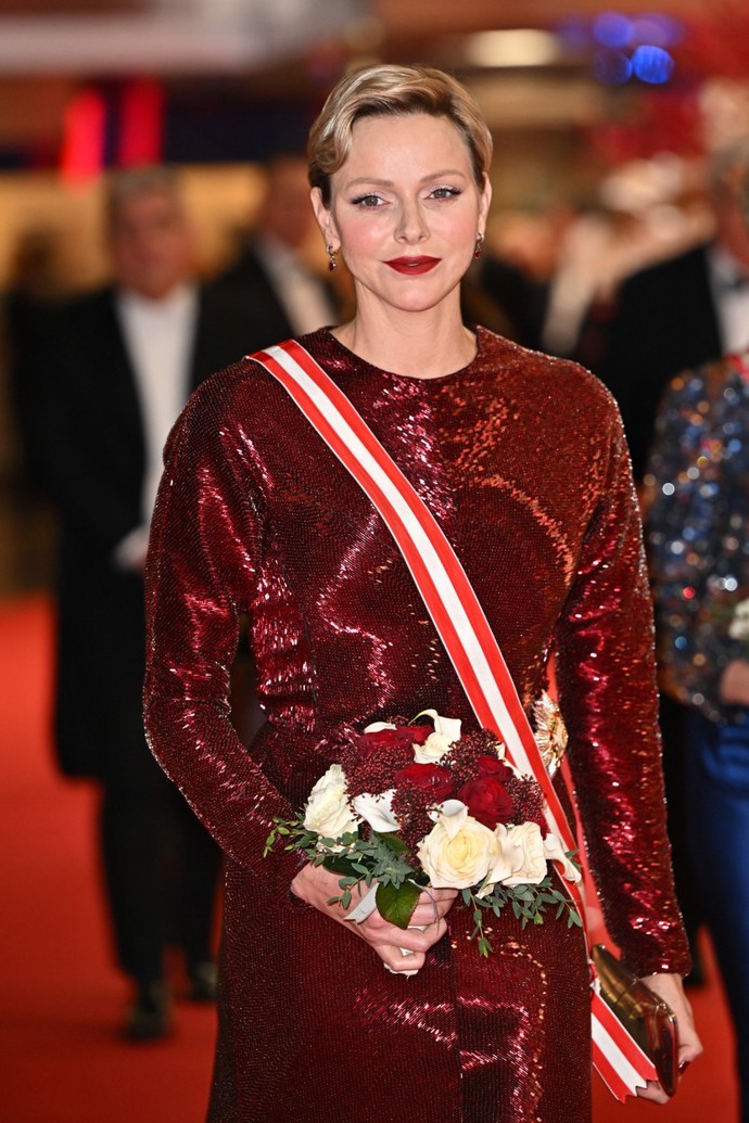 Ve stejném duchu (a hodně podobném outfitu) oslavila Národní den Monaka kněžna Charlene. Ta doslova zářila v šatech Didierangelo pošitých tisíci skleněných korálků.