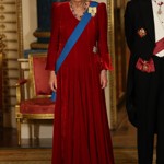 Na večerní banket se vyfikla také královna choť Camilla. Zvolila pro něj dlouhé sametové šaty značky Fiona Clare. Bez setu tiáry a náhrdelníku zdobených rubíny by ale efekt jejího outfitu byl poloviční.