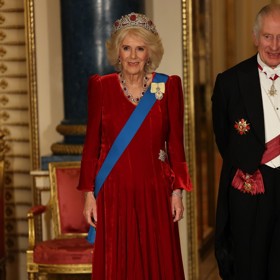 Na večerní banket se vyfikla také královna choť Camilla. Zvolila pro něj dlouhé sametové šaty značky Fiona Clare. Bez setu tiáry a náhrdelníku zdobených rubíny by ale efekt jejího outfitu byl poloviční.