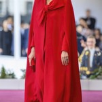 Úchvatný červený outfit vynesla v úterý Kate Middleton na přivítání korejského prezidenta a jeho manželky. Šarlatové šaty Catherine Walker s mašlí a pelerínou nešlo přehlédnout, stejně jako klobouk značky Jane Taylor. Vše vhodně podtrhovaly lodičky a psaníčko ve stejné barvě.