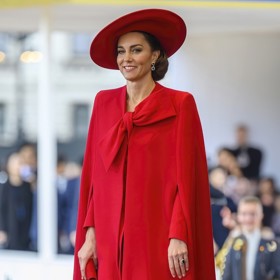 Úchvatný červený outfit vynesla v úterý Kate Middleton na přivítání korejského prezidenta a jeho manželky. Šarlatové šaty Catherine Walker s mašlí a pelerínou nešlo přehlédnout, stejně jako klobouk značky Jane Taylor. Vše vhodně podtrhovaly lodičky a psaníčko ve stejné barvě.