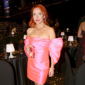 Tatiana Dyková byla v růžových koktejlkách k nepřehlédnutí.