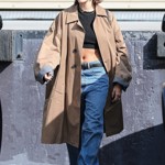 Trenčkot klasických tvarů nemůže v šatníku módní ikony současnosti chybět. 