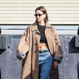 Trenčkot klasických tvarů nemůže v šatníku módní ikony současnosti chybět. 