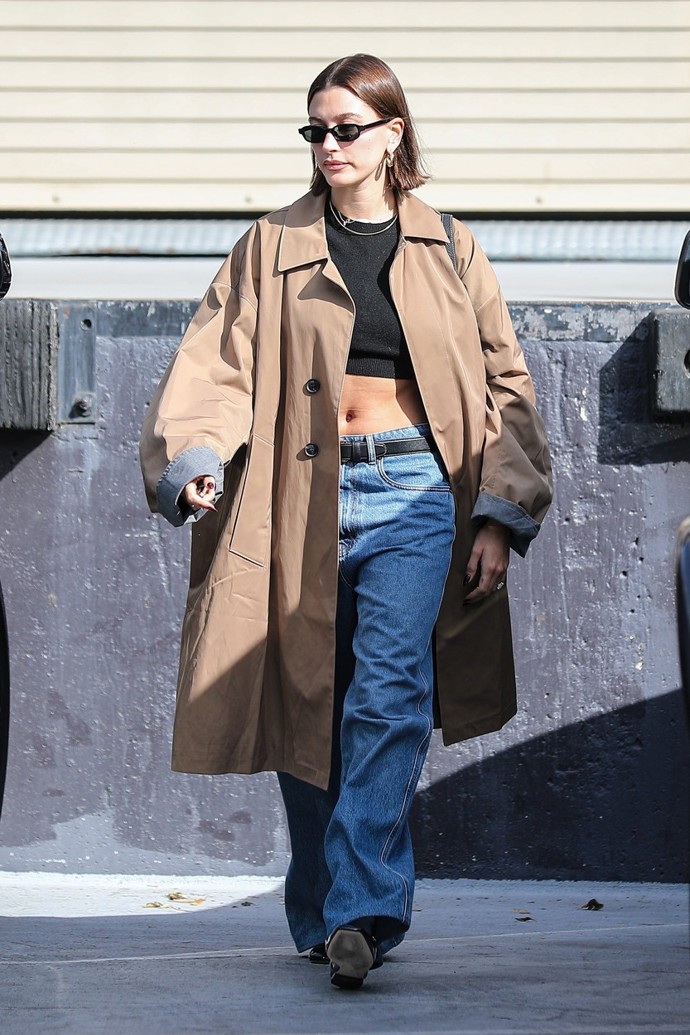 Trenčkot klasických tvarů nemůže v šatníku módní ikony současnosti chybět. 