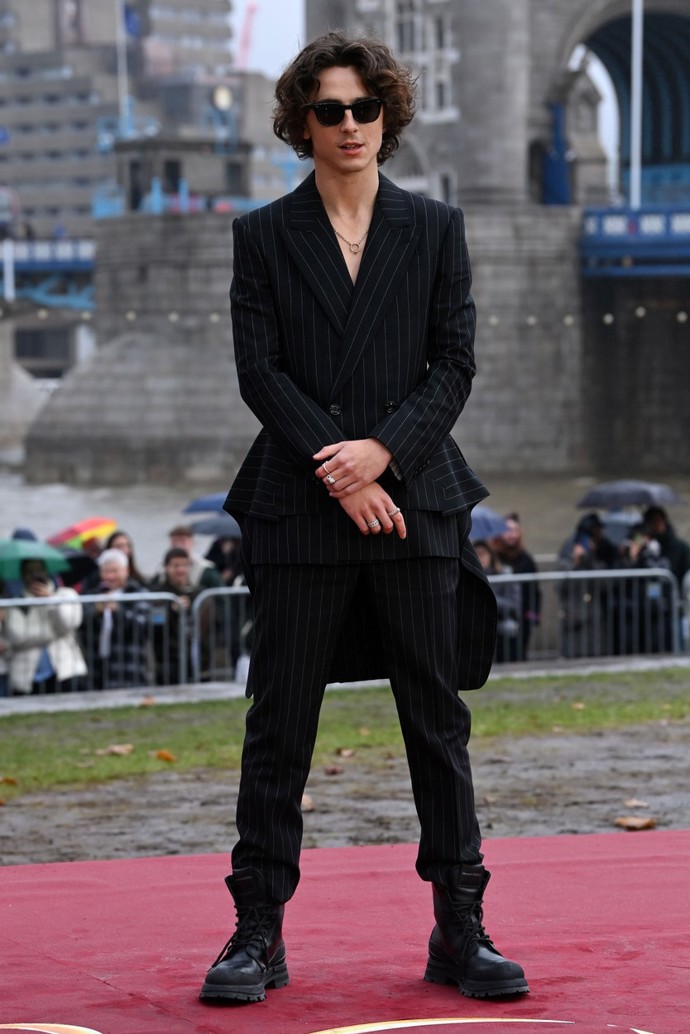 Variace na žaket či frak. I takovou klasiku umí Chalamet nabourat s grácií. Stačí mu k tomu několik masivních prstenů a stejně tak pár těžkých bot. Hravé, provokativní, přesto sofistikované.