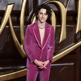 Premiéru svého nejnovějšího snímku Wonka Timothée Chalamet pojal jako poctu své postavě, Willymu Wonkovi. Sametový oblek s leskle lemovanými klopami by stejně tak dobře padl jeho filmovému hrdinovi. Jeho předchůdcem mu ve ztvárnění stejné role nebyl nikdo jiný než stejně charismatický i osobitý Johnny Depp.