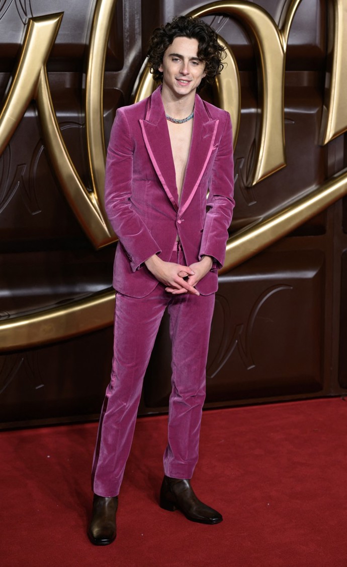 Premiéru svého nejnovějšího snímku Wonka Timothée Chalamet pojal jako poctu své postavě, Willymu Wonkovi. Sametový oblek s leskle lemovanými klopami by stejně tak dobře padl jeho filmovému hrdinovi. Jeho předchůdcem mu ve ztvárnění stejné role nebyl nikdo jiný než stejně charismatický i osobitý Johnny Depp.