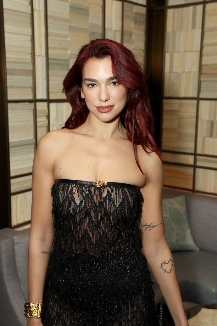 Vlasový trend odstínu Cherry cola odkazuje na devadesátky, kdy burgundské odstíny zažívaly svou největší slávu. Poslední album Dua Lipy bylo hodně inspirované tímto obdobím, tak není divu, že se pustila i do vlasové proměny. 