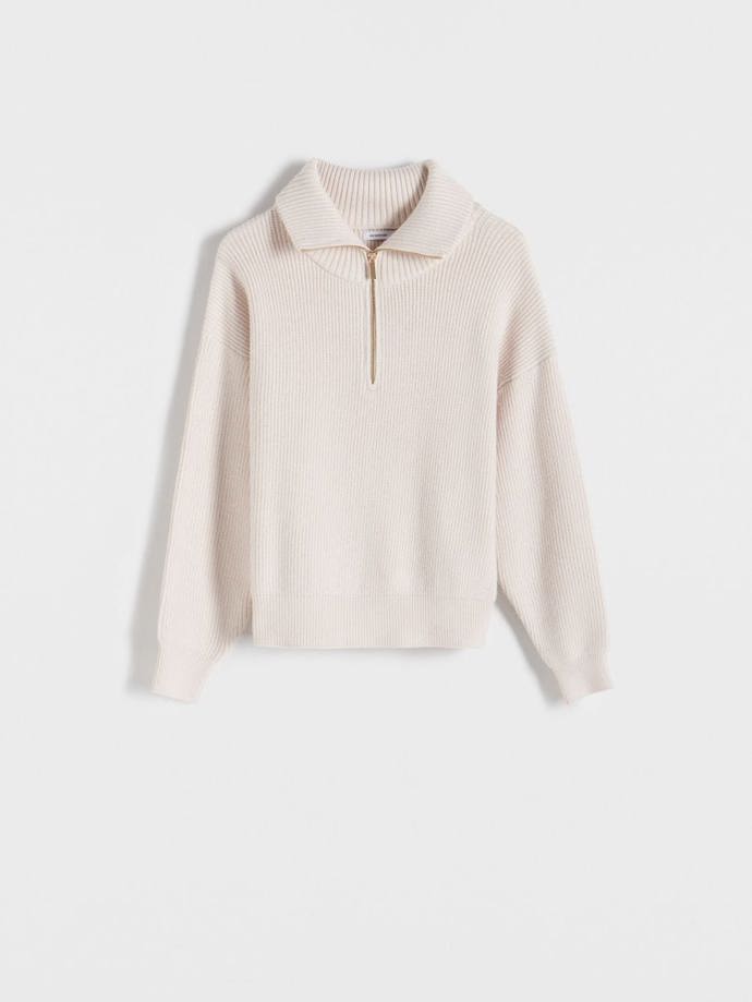 Podobný svetr se zipem nabízí značka Reserved. (759 Kč)