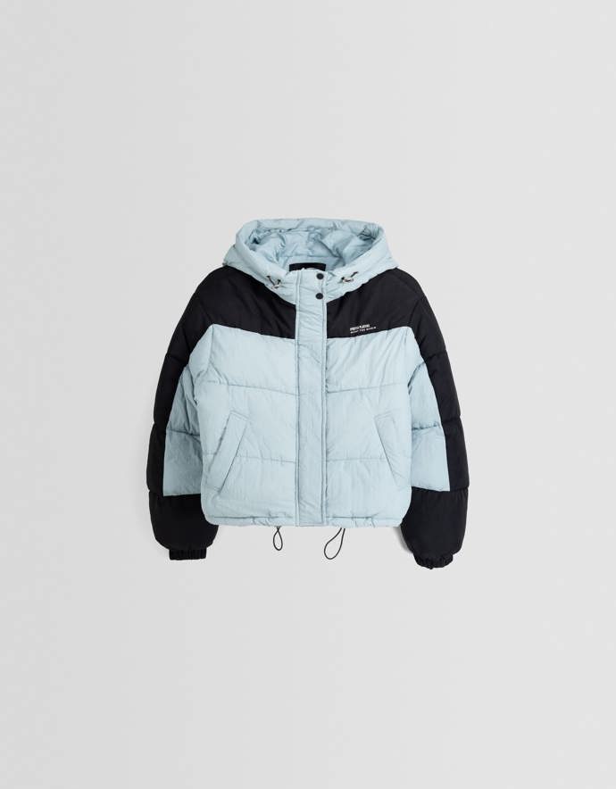 Dostupnější variantu pořídíte například u značky Bershka, za 1 299 Kč