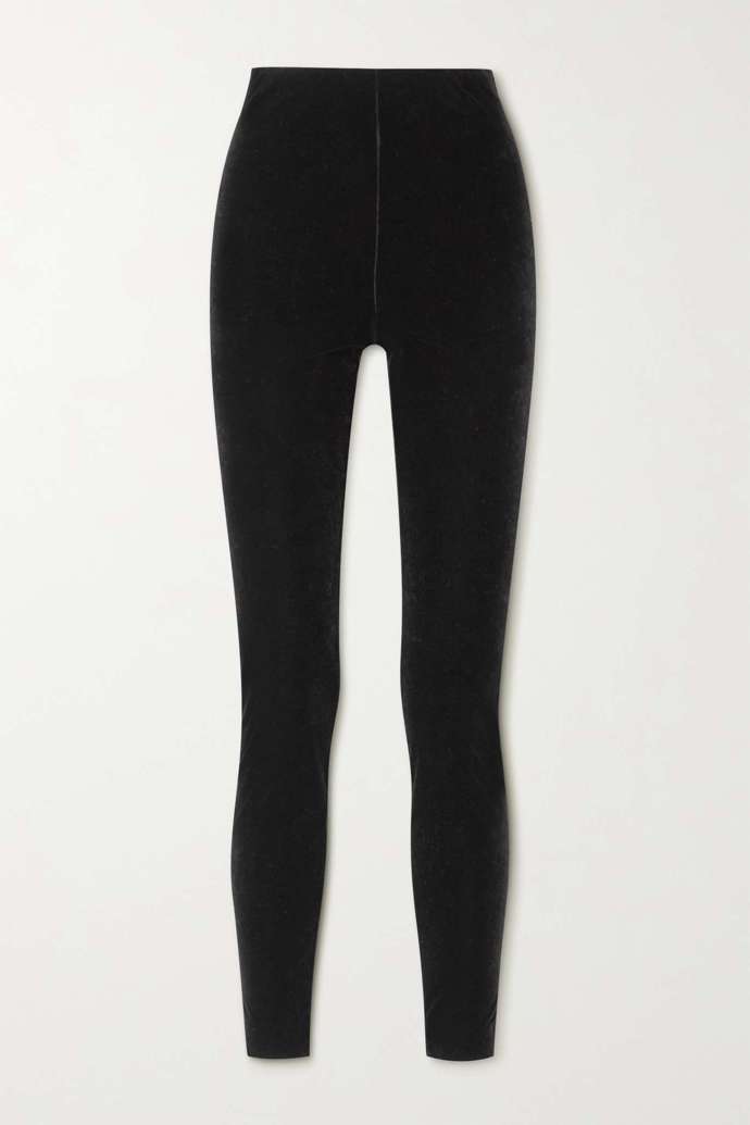 Legíny, které si vybrala, nabízí značka Saint Laurent za 16 700 Kč.