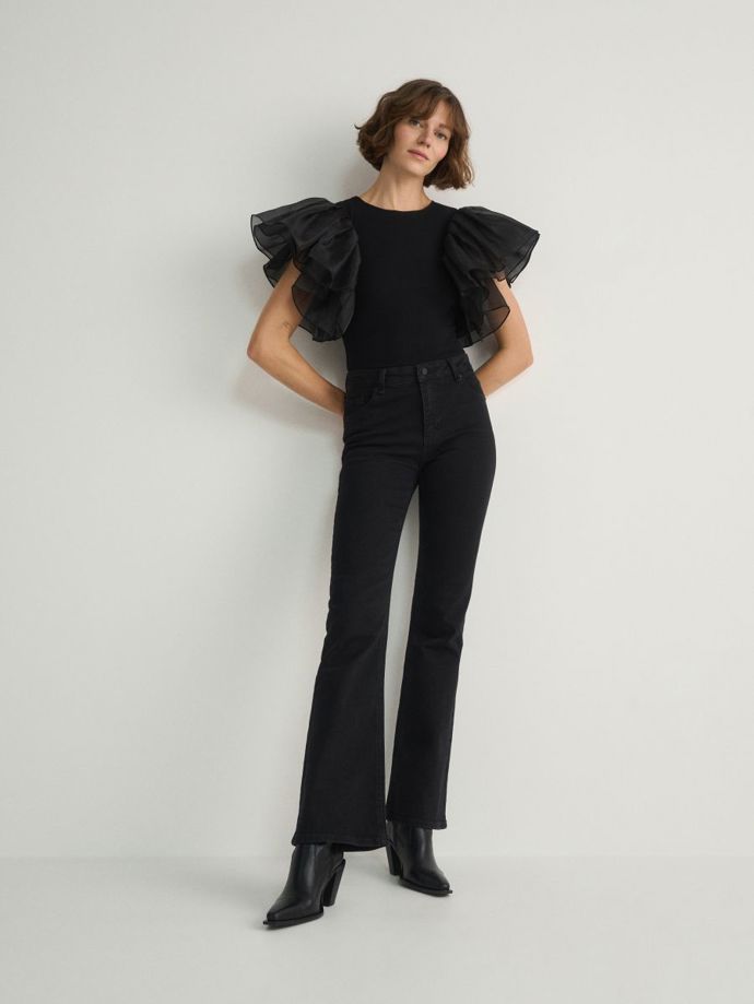 Pro body s tylovými rukávy najdete uplatnění nejen ve společenských kombinacích. (Reserved, 599 Kč)