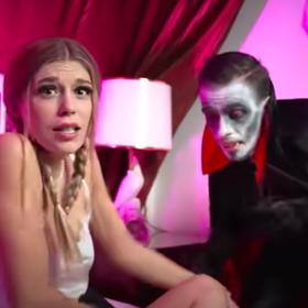 Anna Hamannová a Frank Wild přišli s halloweenským singlem UpÍr Dex.  