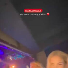 Na party nechyběla ani Adriana Brabencová, která do společnosti zpočátku radši moc nechodila.